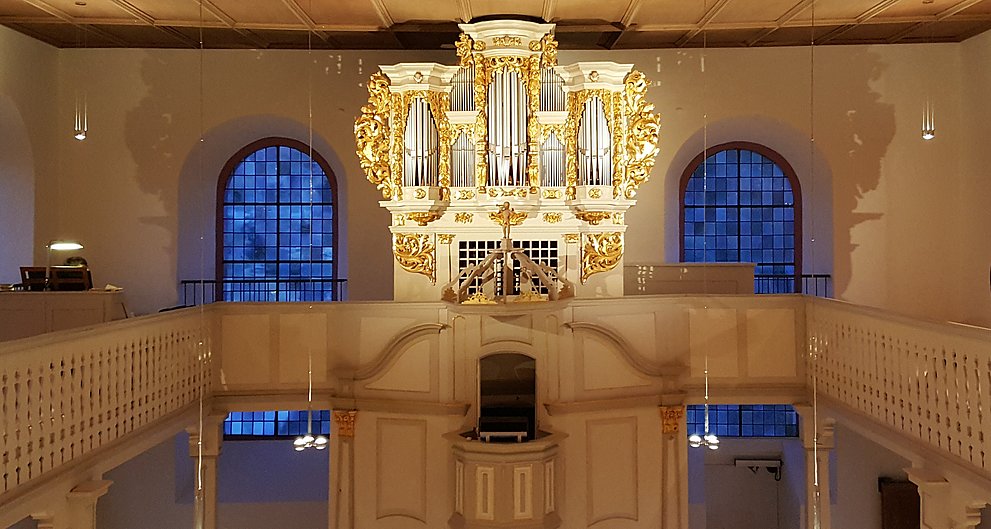 Orgelprospekt in der Abenddämmerung