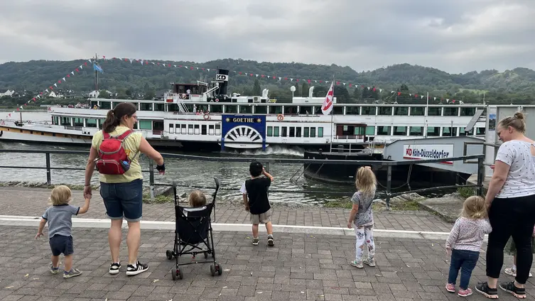 Während eines Spaziergangs am Rhein beobachten die Kinder der Flerdermausgruppe aus dem Haus des Kindes das Schiff Goethe.