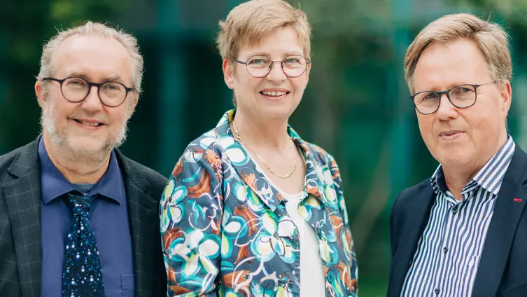 die drei Personen sind zu sehen