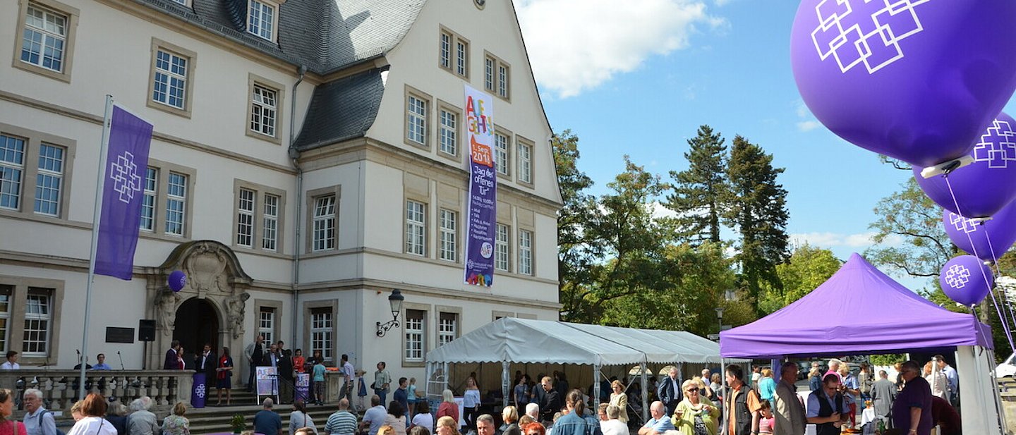 Straßenfest der EKHN mit Sitzbänken und Ständen auf dem Paulusplatz