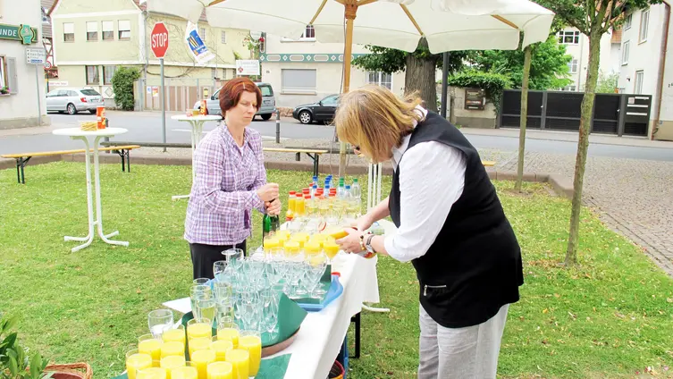 Ökumenischer Gottesdienst am 13.06.2011 anl. 800 Jahre Büttelborn, Klein-Gerau und Worfelden - KV-Vors. Else Trumpold (recht) und Kulturamtsleiterin Claudia Weller (links)