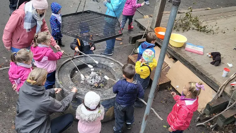 Die Fotos zeigen die KiTa-Kinder bei ihren Aktivitäten während der Waldwochen auf der Scheune.