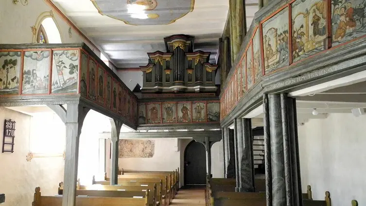 Blick ins Kirchenschiff