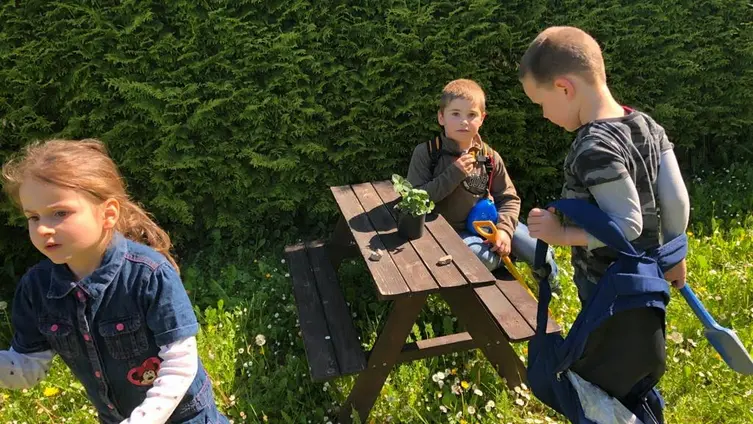 Die Fotos zeigen die Kinder der KiTa während ihrer Erdbeerplanzaktion.