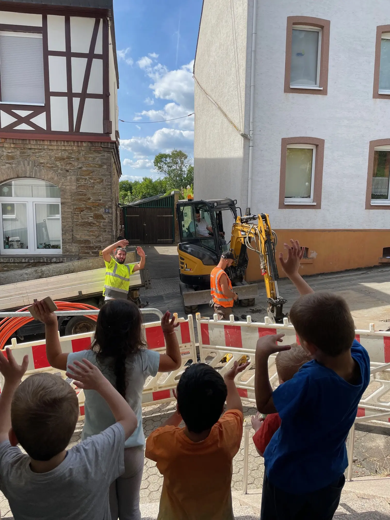 Die Kinder des Haus des Kindes beobachten die Glasfaserbauarbeiten auf de Kerkertserstrasse.