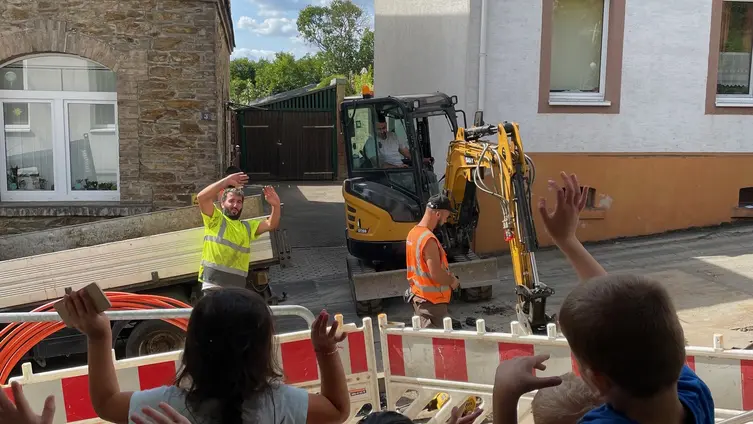 Die Kinder des Haus des Kindes beobachten die Glasfaserbauarbeiten auf de Kerkertserstrasse.