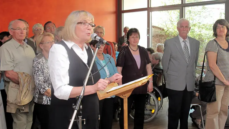 KV-Vorsitzende Else Trumpold moderiert die Feierstunde