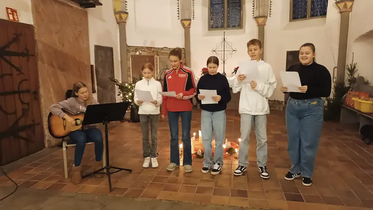 Das Foto zeigt unsere Konfigruppe während der Advertsfeier für ältere Gemeindemitglieder im Jahr 2024.