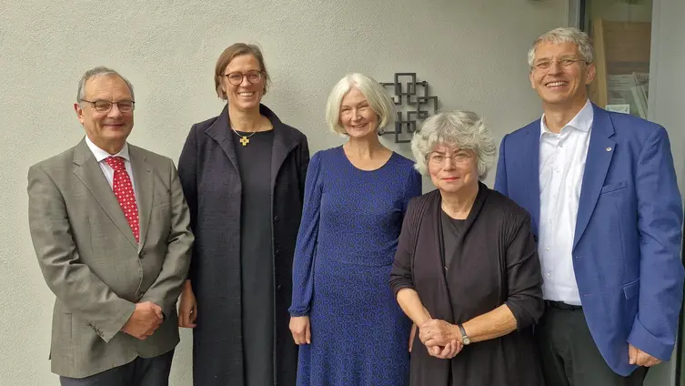 Sie wirkten beim Abschiedsgottesdienst von Pfarrerin Lohmann (die als dritte von links zu sehen ist) mit: Pfarrer i. R. Peter Fleckenstein, Pröpstin Henriette Crüwell, Pfarrerin Lohmann, Kirchenvorsteherin Marianne Schaeffer und Dekan Olliver Zobel