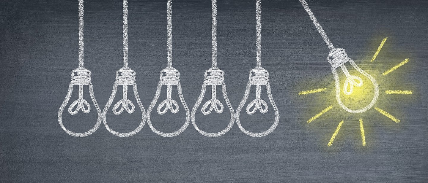 Das Bild zeigt ein gezeichnetes Newtonsches Pendel, mit Glühbirnen statt Kugeln. Die pendelnde Glühbirne ist gelb erleuchtet