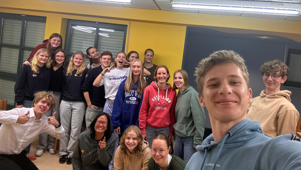 Gruppenbild Jugendlicher im Gemeindezentrum