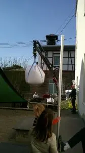 Sandanlieferung per Kran.