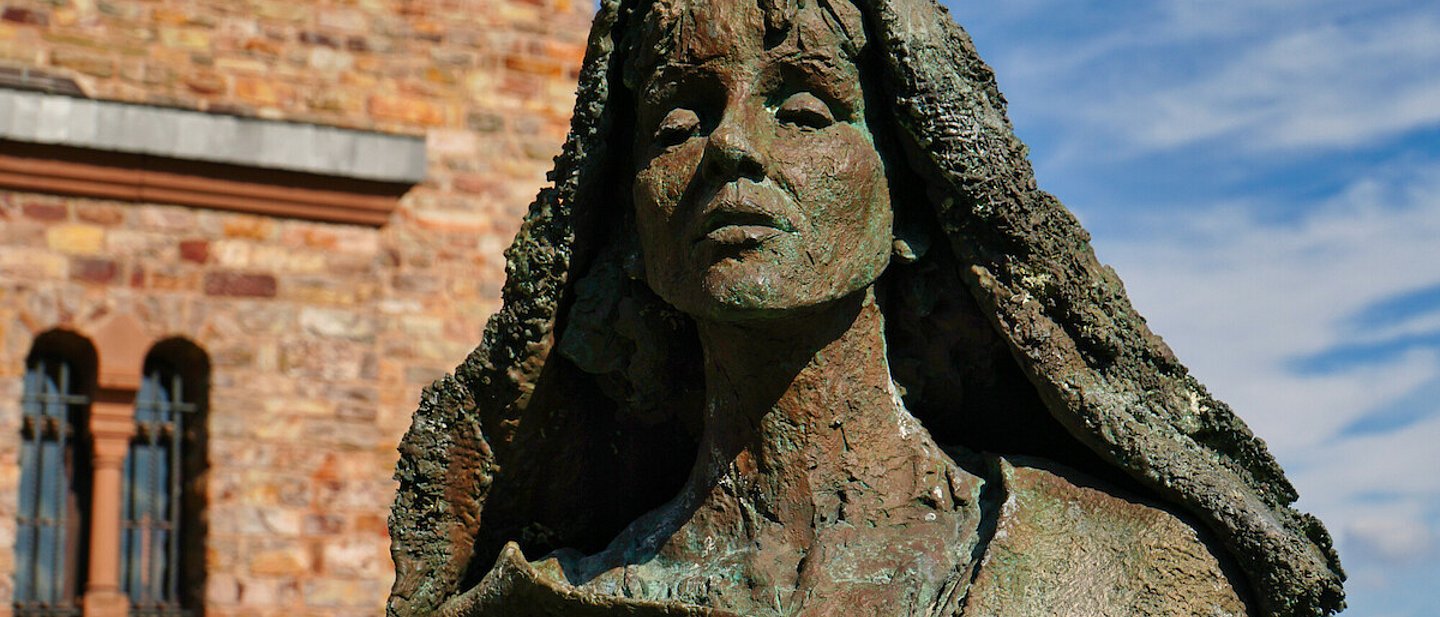 Frauenstatue im St. Hildegardis im Rheingau.