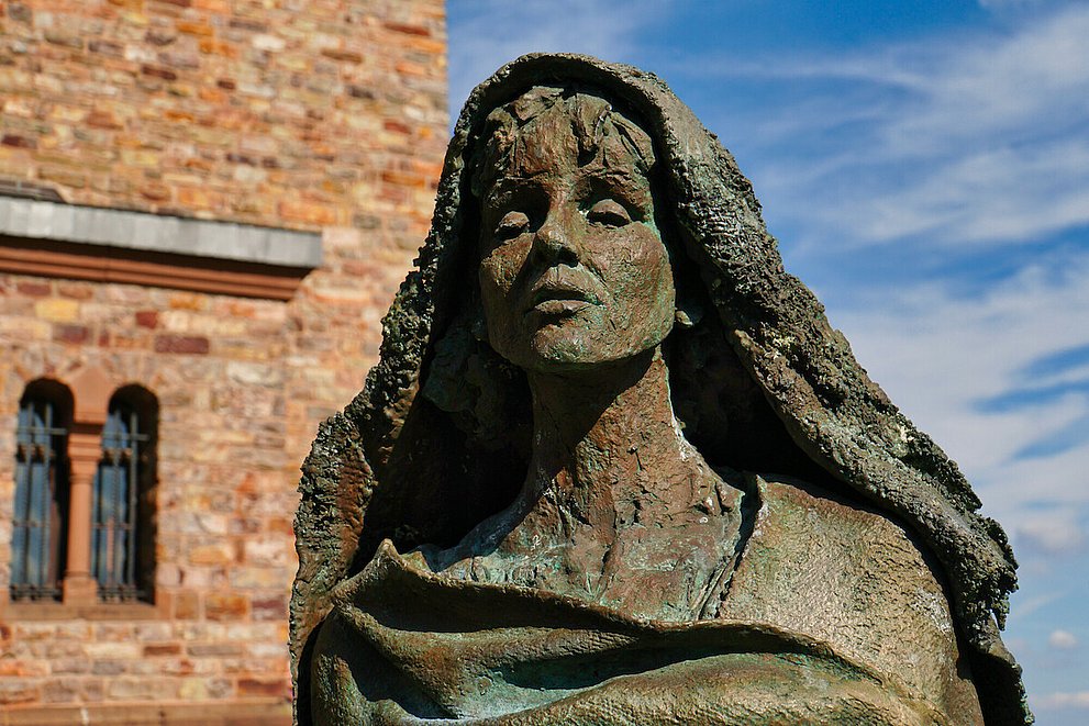 Frauenstatue im St. Hildegardis im Rheingau.