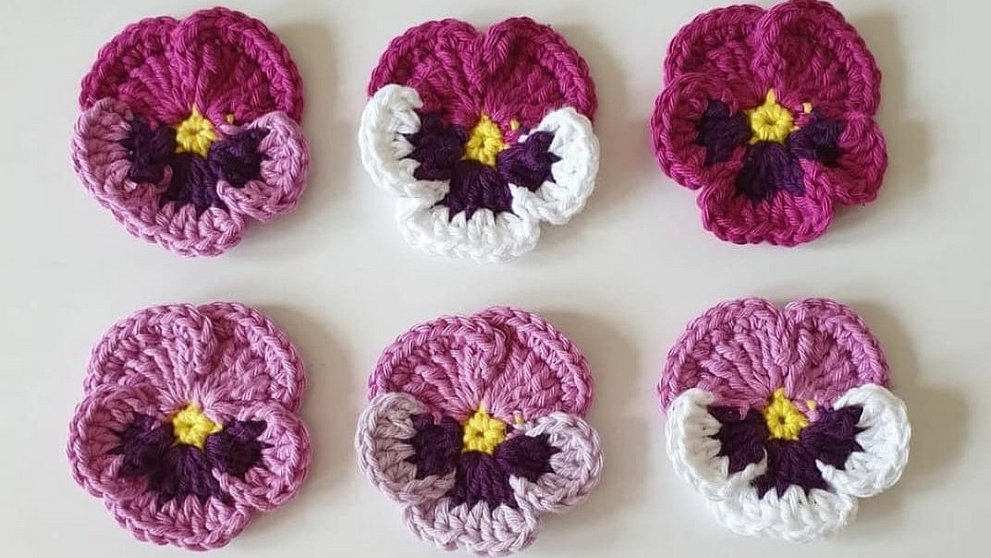 Gehäkelte Stiefmütterchenblüten im Wollcafé