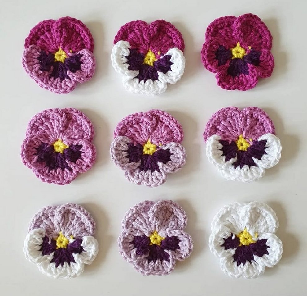 Gehäkelte Stiefmütterchenblüten im Wollcafé
