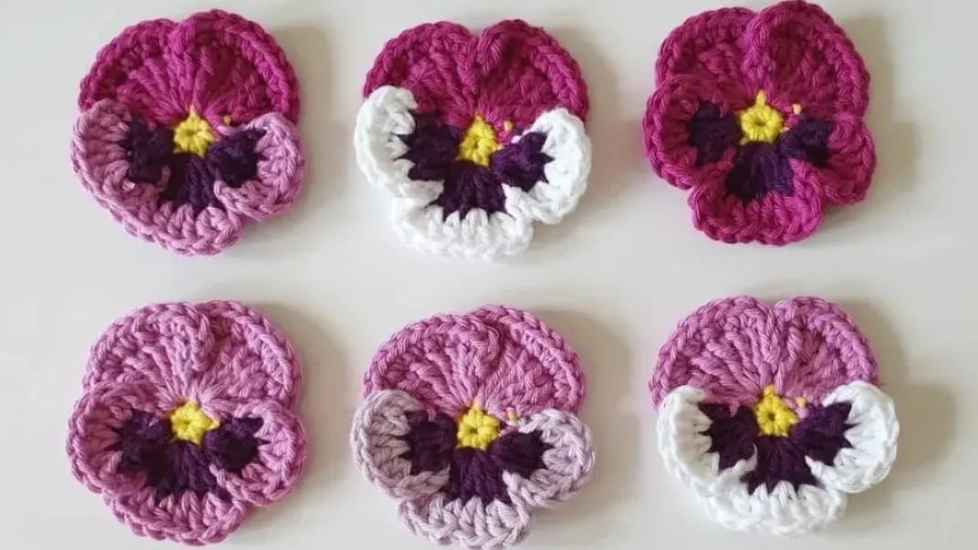 Gehäkelte Stiefmütterchenblüten im Wollcafé