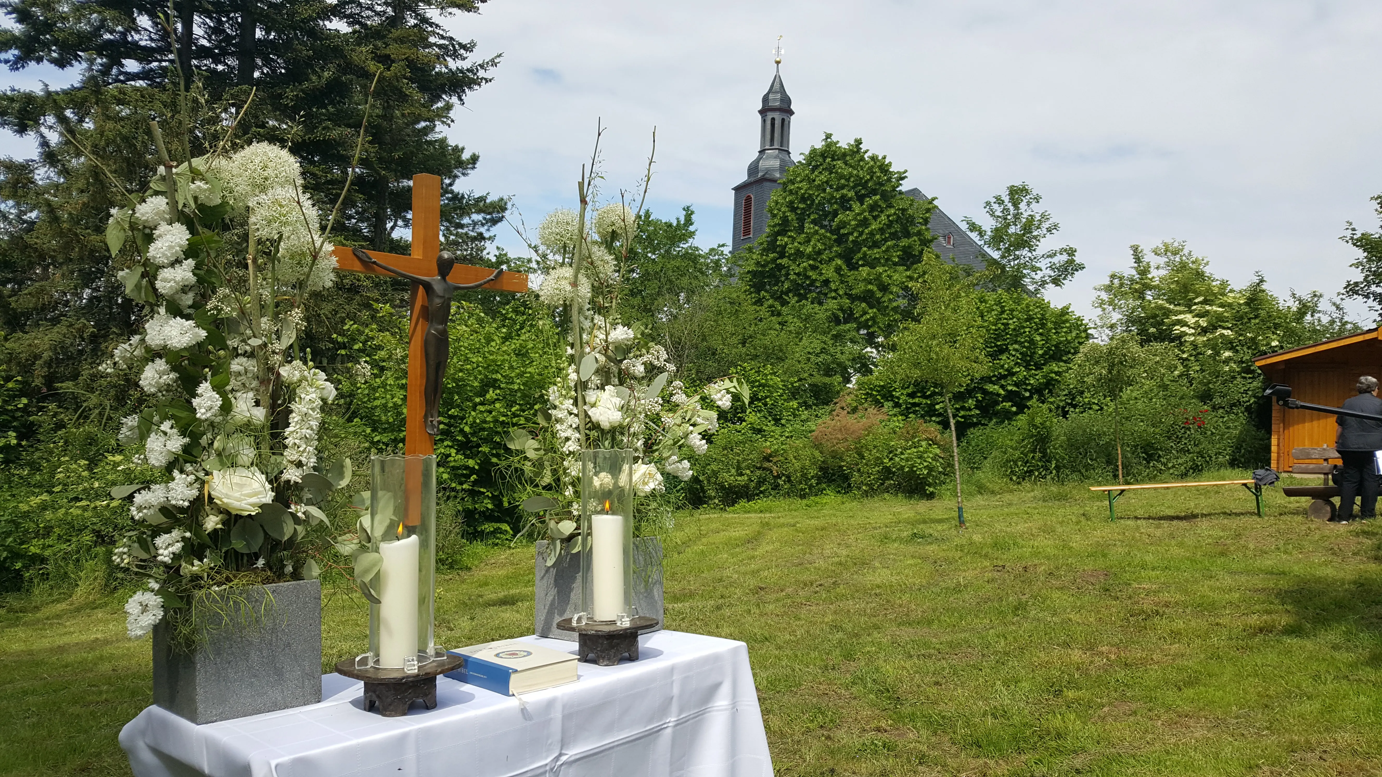 Altar beim Gottesdienst zu Christi Himmelfahrt im Bibelgarten