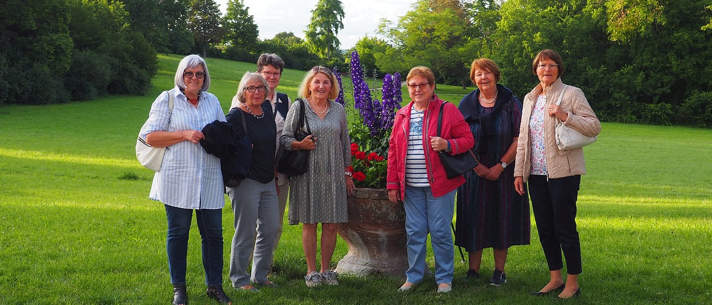 Gruppe mit Seniorinnen im Herrnsheimer Schlosspark