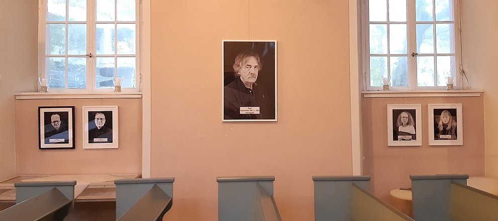 Innenraum der Stadtkirche mit Portraits der Ausstellung "Verschickungskinder"