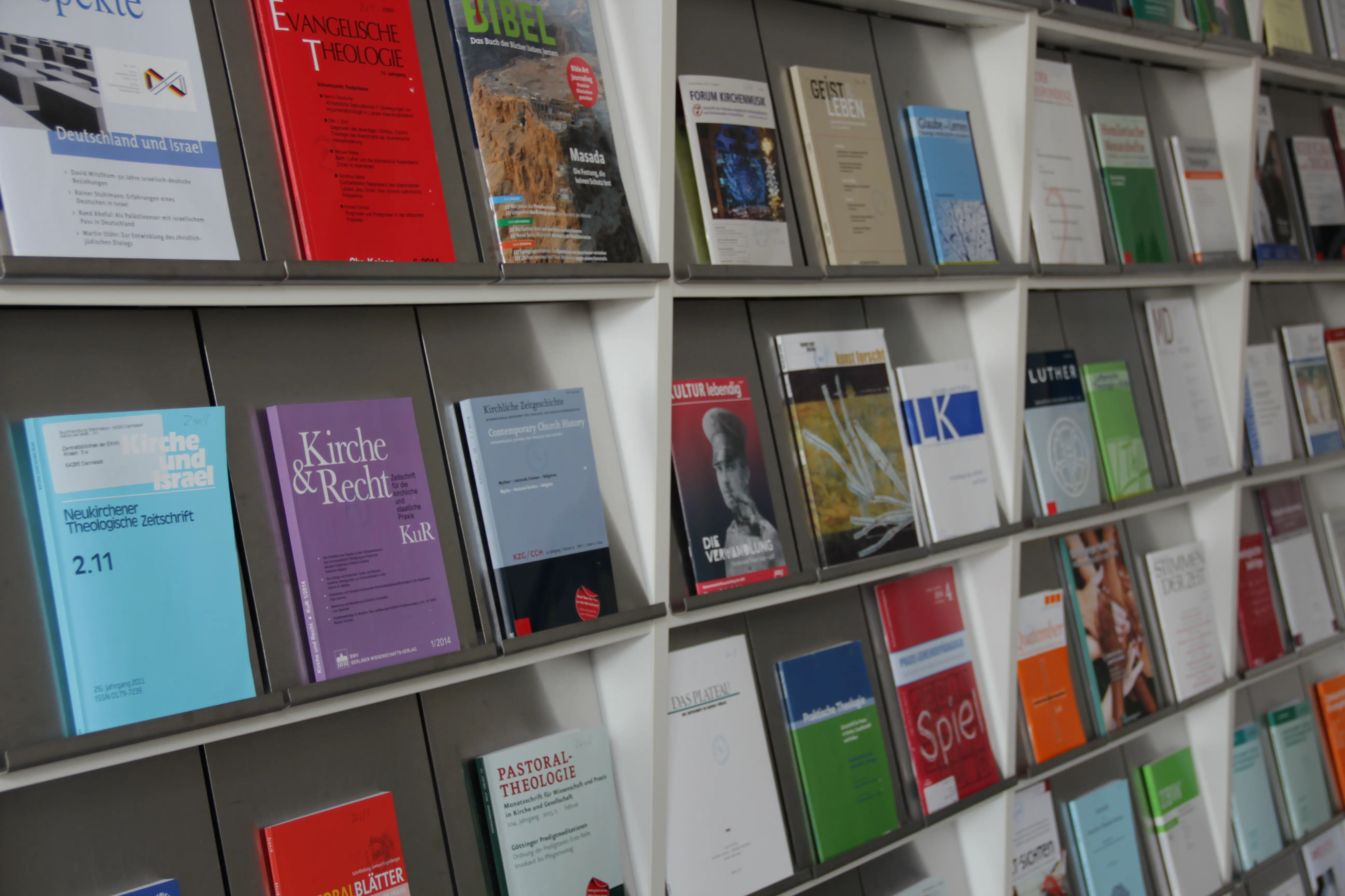Zeitschriftenregal