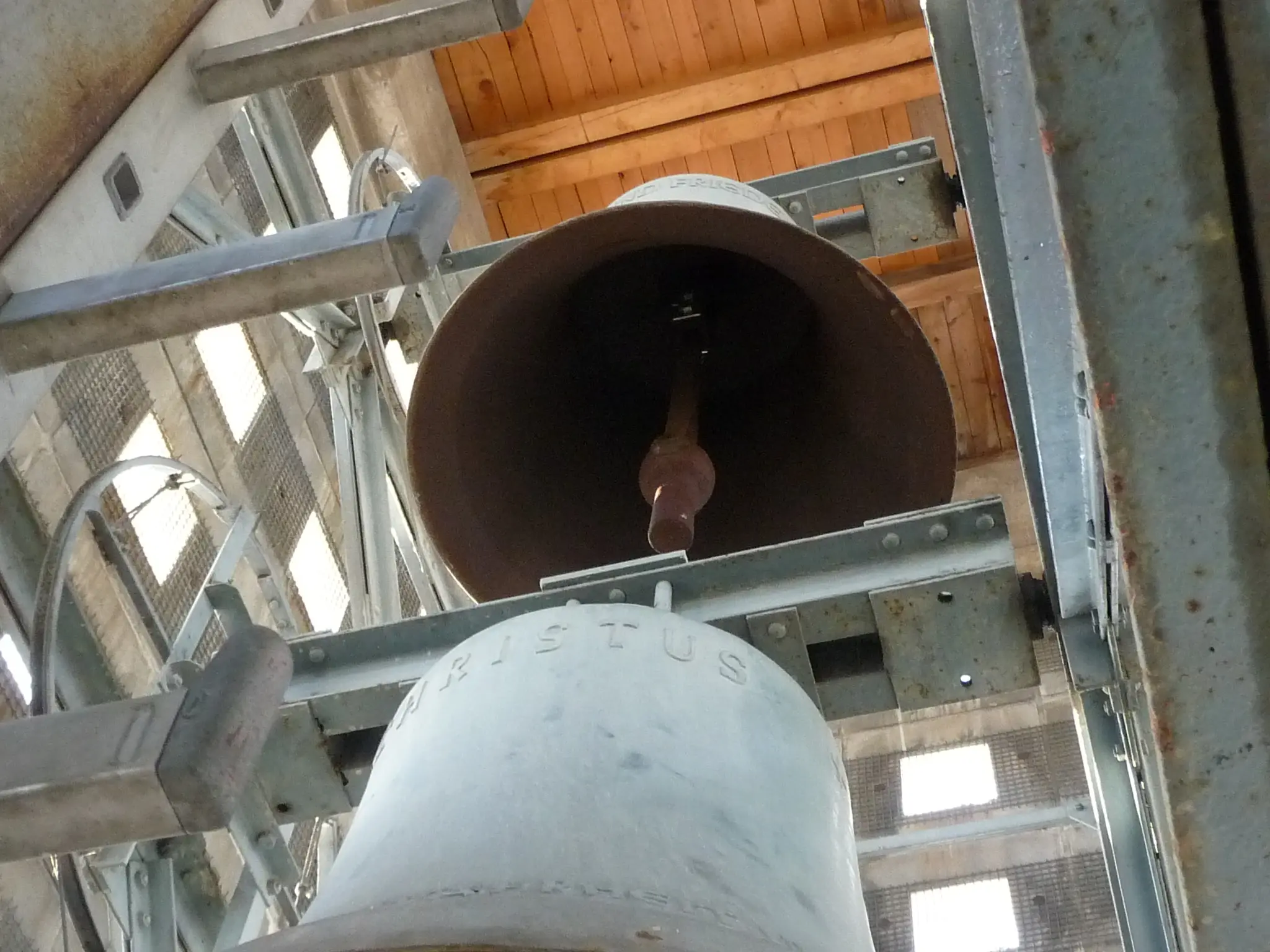 Blick in den Glockenturm der Johanneskirche. Man sieht 2 Glocken von unten.