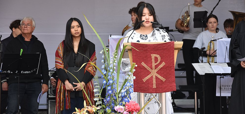 Mitgleider aus den Internaionalen Gemeinden beim Gottesdienst auf dem Römerberg am Pfingstmontag 2025