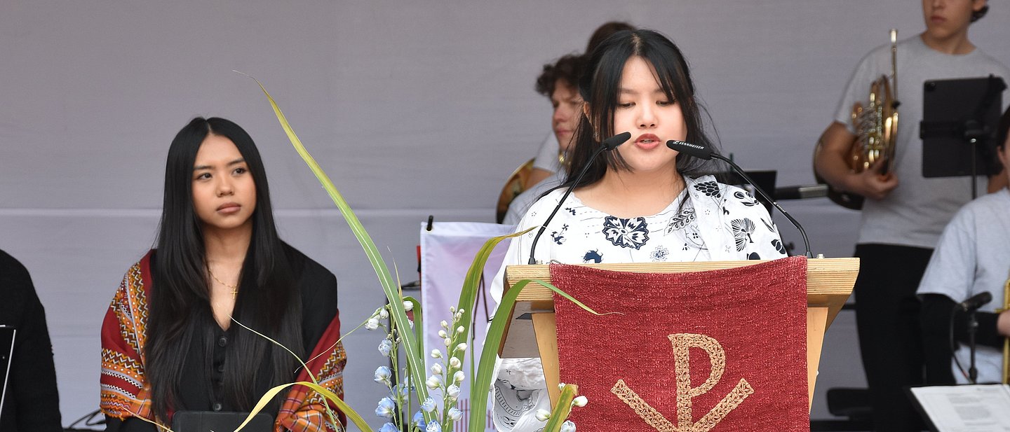 Mitgleider aus den Internaionalen Gemeinden beim Gottesdienst auf dem Römerberg am Pfingstmontag 2025