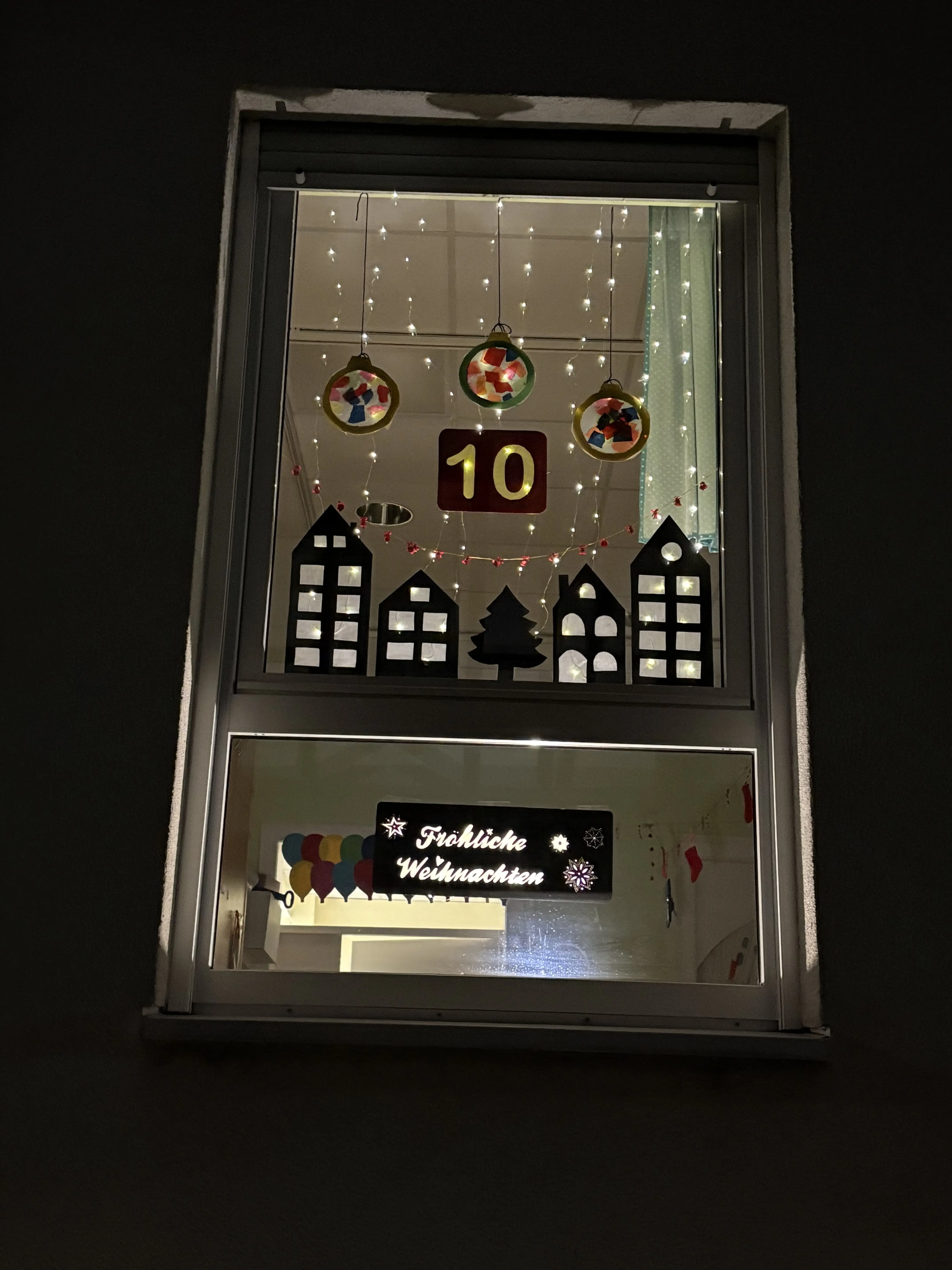 Das Bild zeigt das schön dekorierte Adventsfenster des Haus des Kindes.