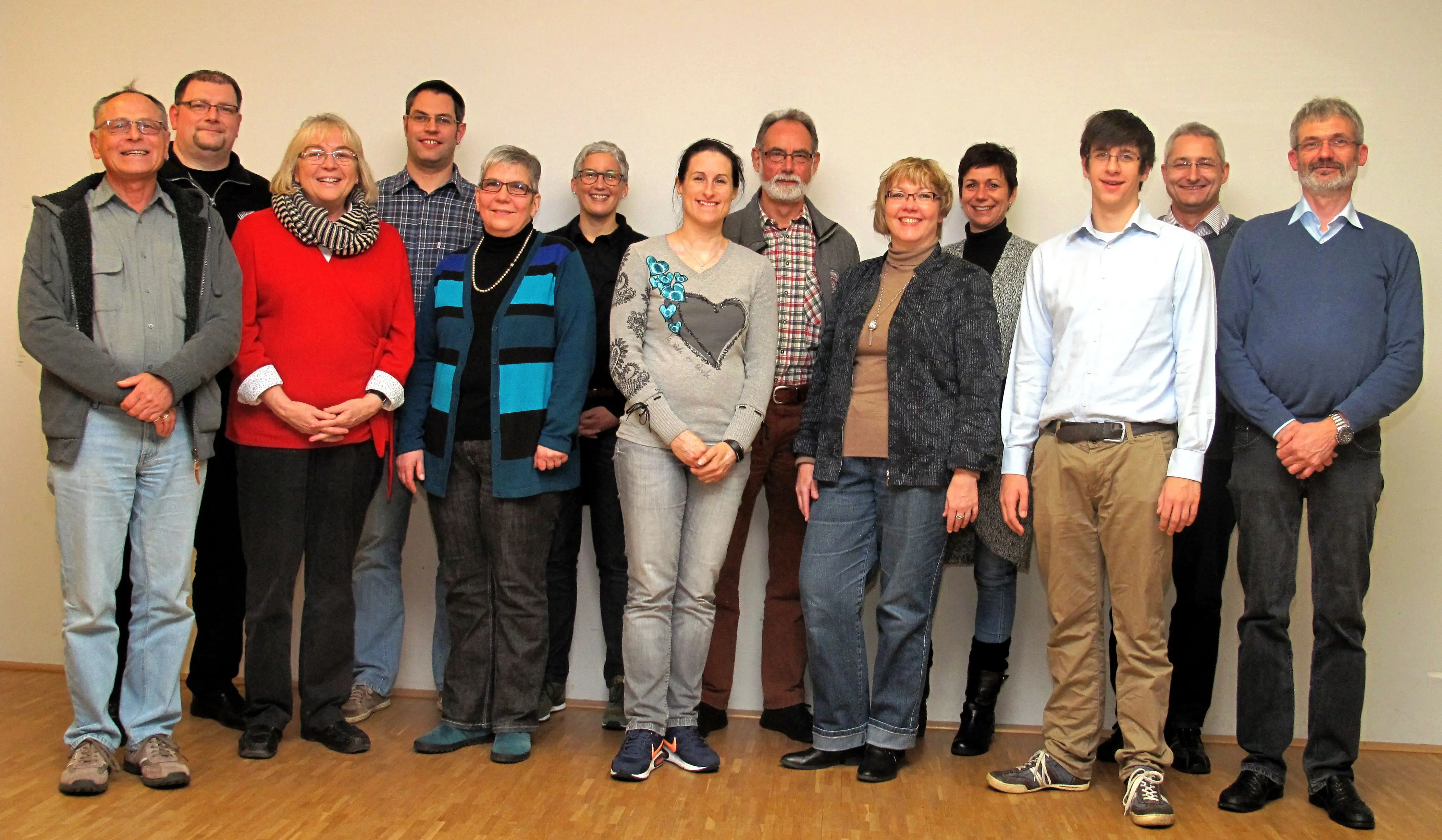 Kirchenvorstand am 21.11.2015 nach einer Sitzung im Gemeindehaus - v.l.n.r.: Pfarrer Burkhardt Lusky, Kai Astheimer, Else Trumpold, Andreas Friedmann, Edelgard Bode, Simone Büttner, Regina Berger, Reinhard Blöcher, Petra Raiß, Bettina Kröckel, Christian Heß, Rüdiger Westermann und Dietmar Schamber.