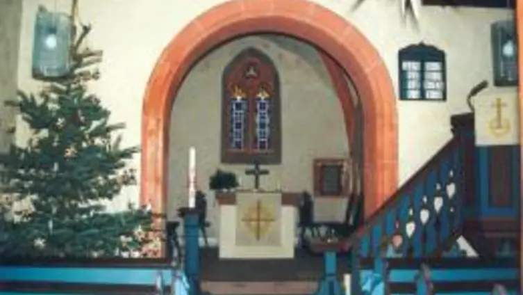 Blick in den Innenraum der Kirche mit Weihnachtsbaum, Kanzel, Altar