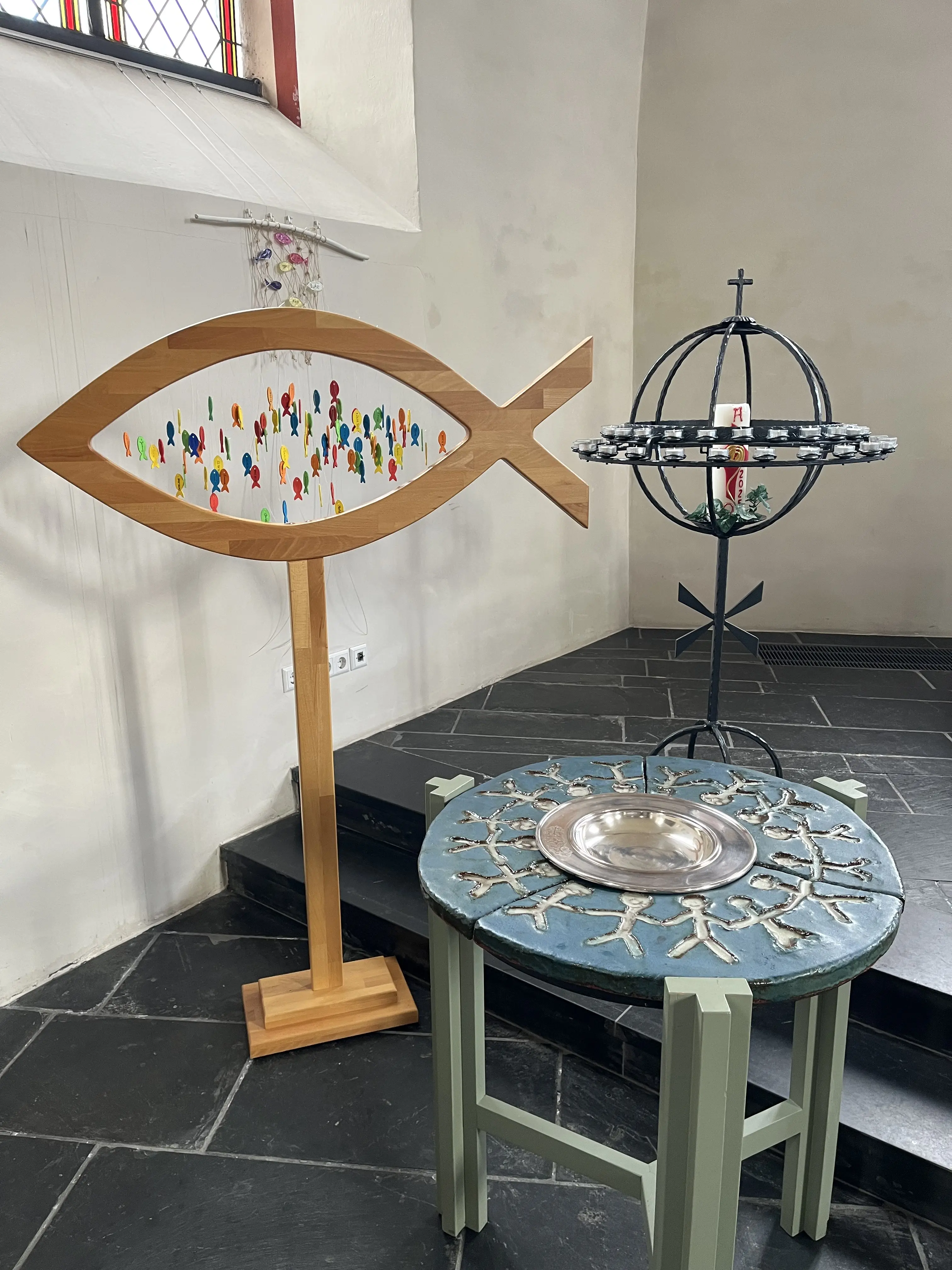Kirche Kördorf innen, Fisch, Taufbecken