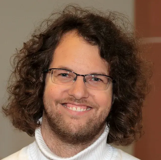 Pfarrer Daniel Schweizer in einer Kirche