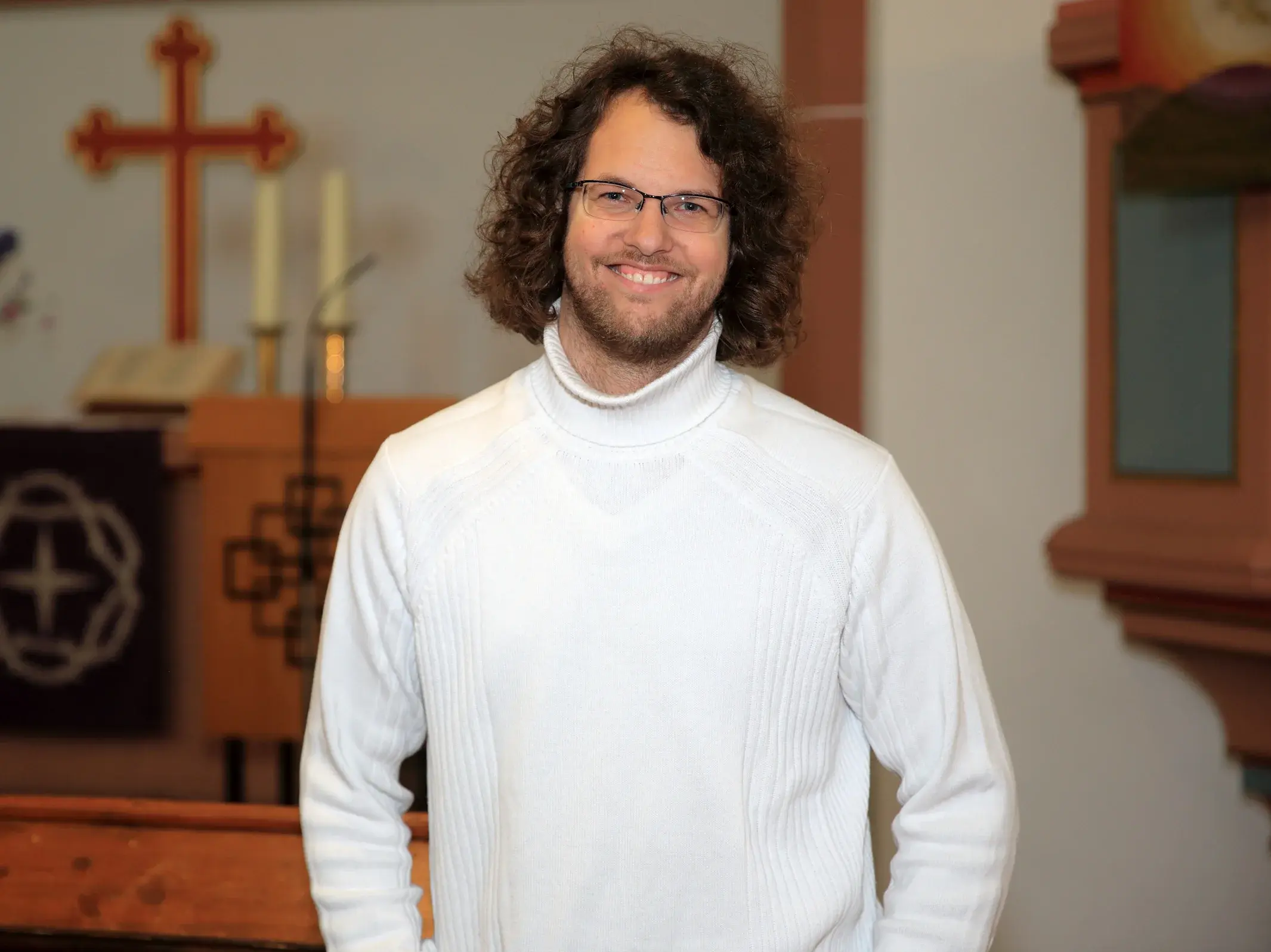 Pfarrer Daniel Schweizer in einer Kirche