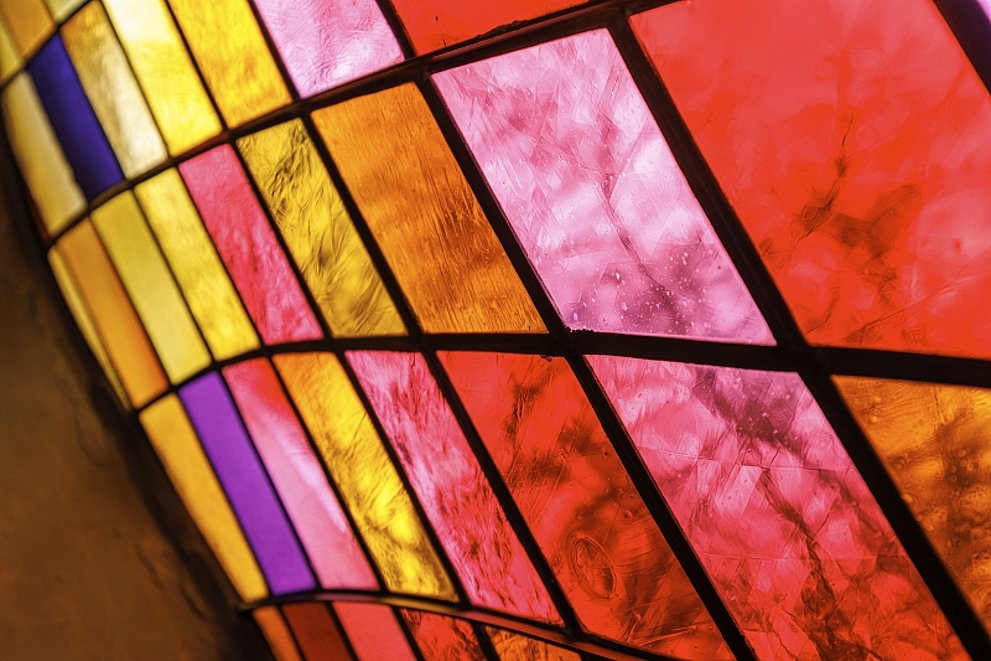 Detailansicht des Buntglasfensters in der evangelischen Kirche Rennerod