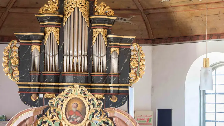 Ansicht der Orgel in der evangelischen Kirche Burgholzhausen.