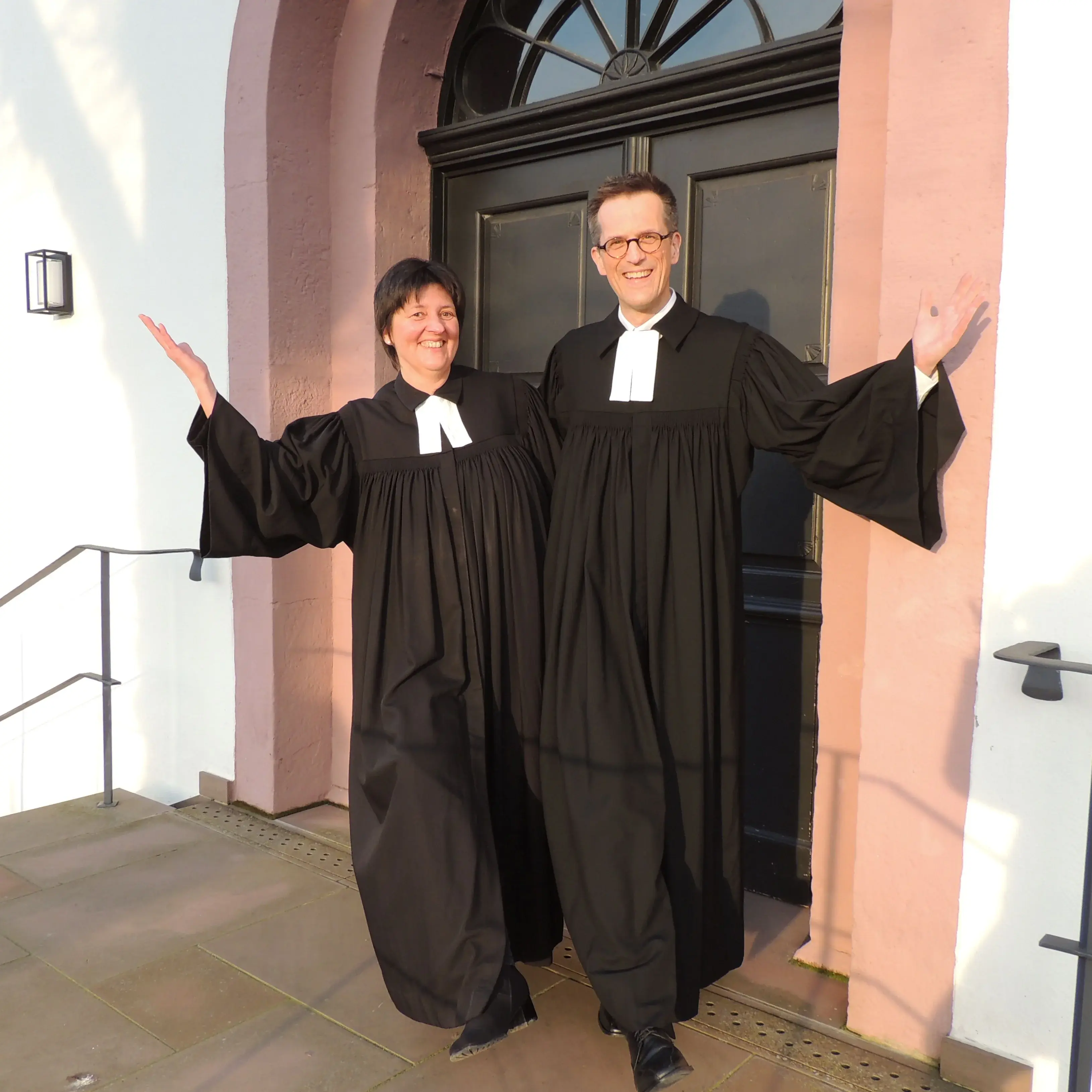 Pfarrerin Nicola Bültermann-Bieber und Pfarrer Joachim schauß vor der Kirchentür der Evangelischen Kirche in Ober-Ramstadt
