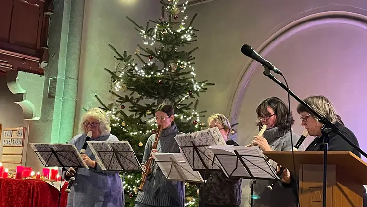 Das Foto zeigt Impressionen des Adventsmarktes rund um die Markuskirche am 1. Advent 2024 und die anschließende Lichterandacht.