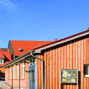 Holzhaus mit blauer Tür