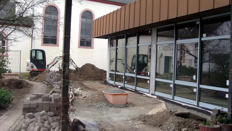 Außenbereich vor Club- und Jugendraum