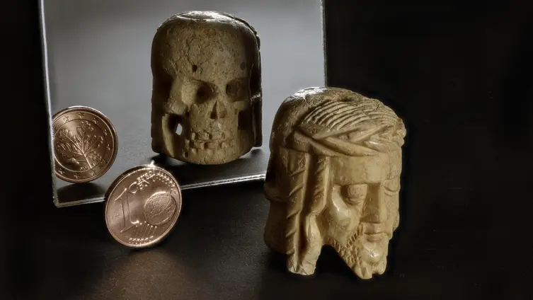 Fundstück Memento Mori, Christuskopf und Totenschädel als Perle am Rosenkranz