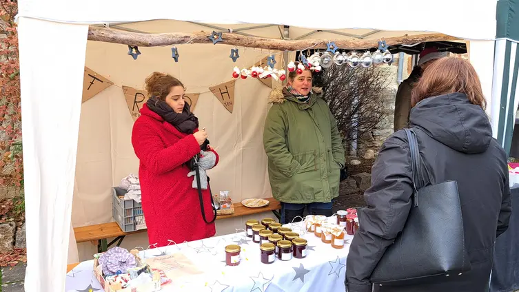 Das Foto zeigt Impressionen des Adventsmarktes rund um die Markuskirche am 1. Advent 2024 und die anschließende Lichterandacht.