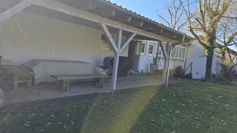 Unterstand am Gemeindehaus Rodheim mit Grill und Baum