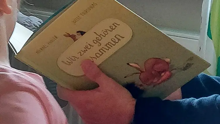 Auf den Fotos sieht man den Verbandsbürgermeister Mike Weiland während seines Besuches in der KiTa am bundesweiten Vorlesetag, 18.11.2022.