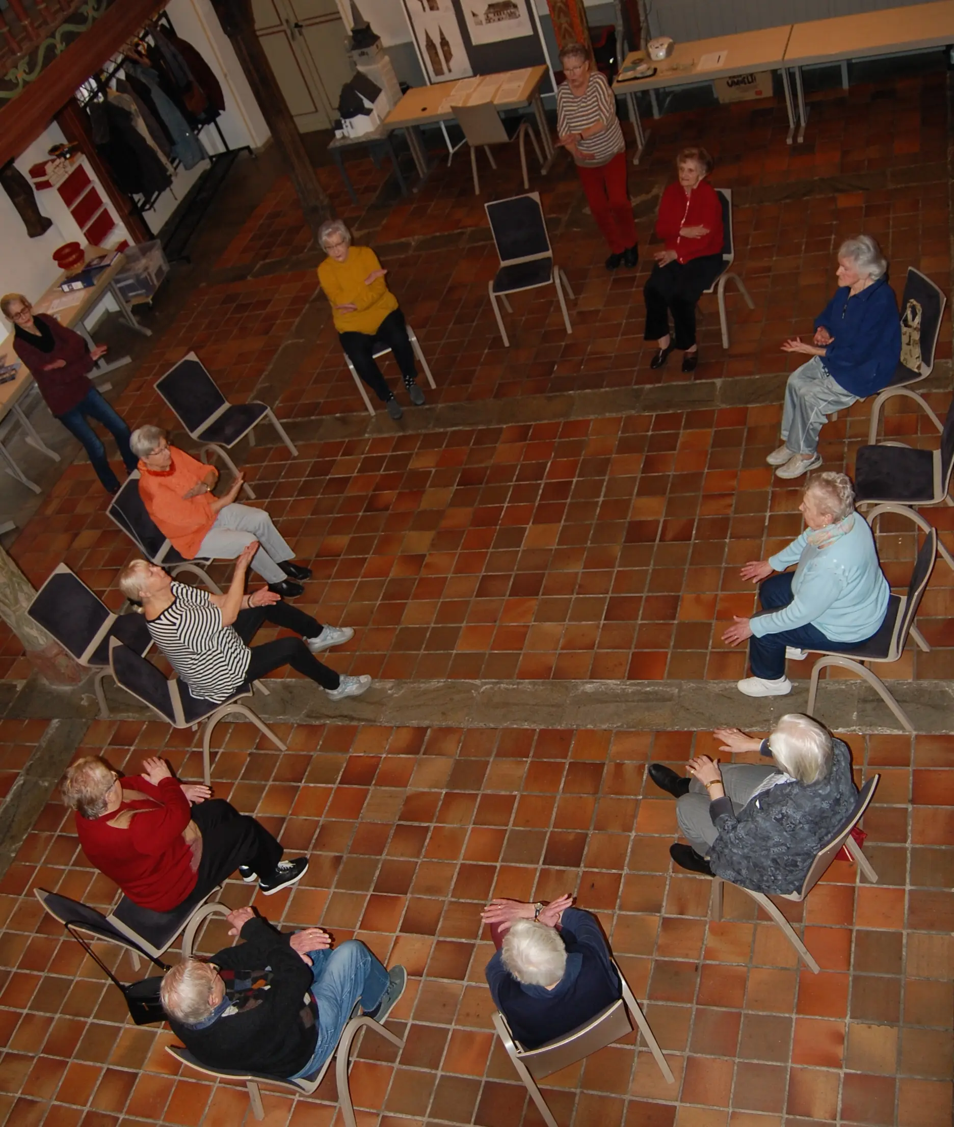 Das Foto zeigt die Damen und Herren des Tanzkreises in Bewegung.