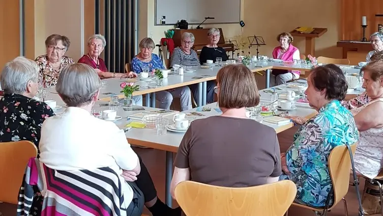 Senioren und Seniorinnen beim Kaffeeplausch