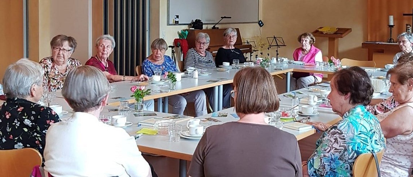 Senioren und Seniorinnen beim Kaffeeplausch