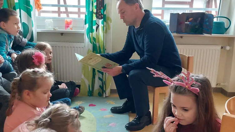 Auf den Fotos sieht man den Verbandsbürgermeister Mike Weiland während seines Besuches in der KiTa am bundesweiten Vorlesetag, 18.11.2022.