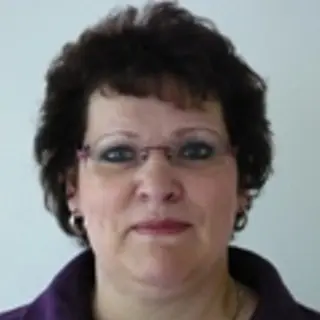 Frau mit Brille und kurzen Haaren