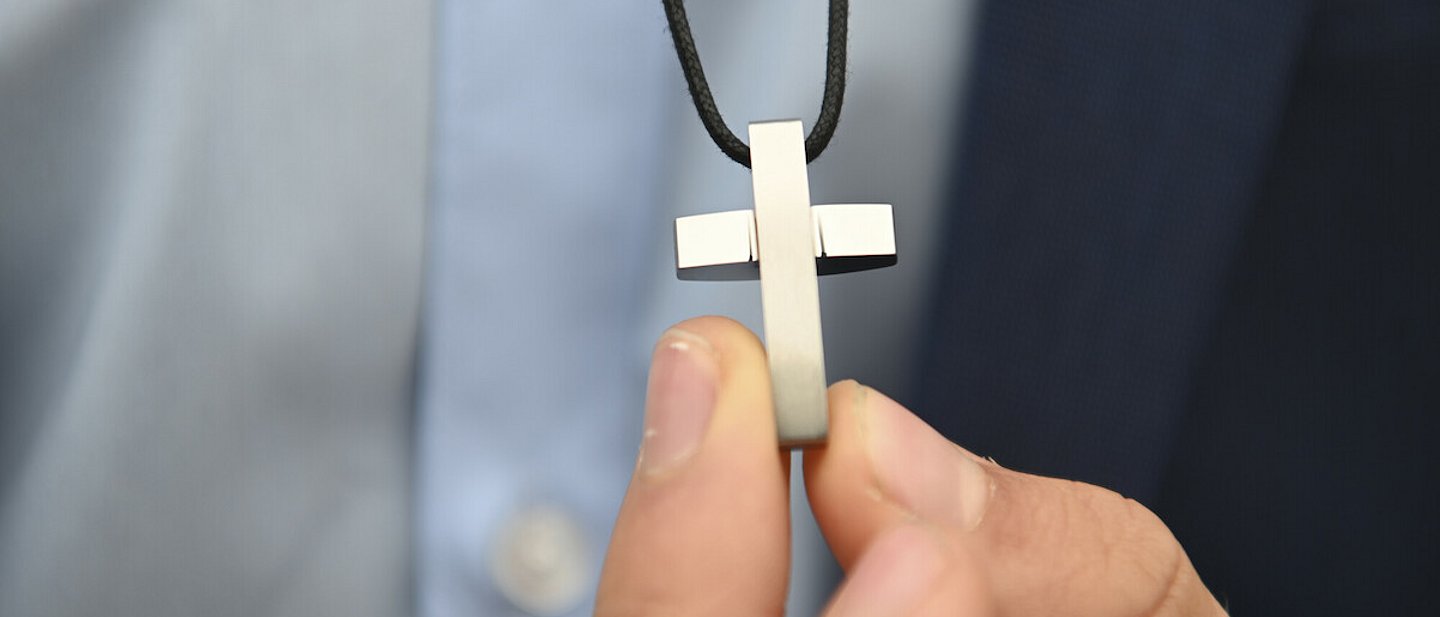 Anhänger mit Kreuz zur Konfirmation. Foto: Karsten Klama